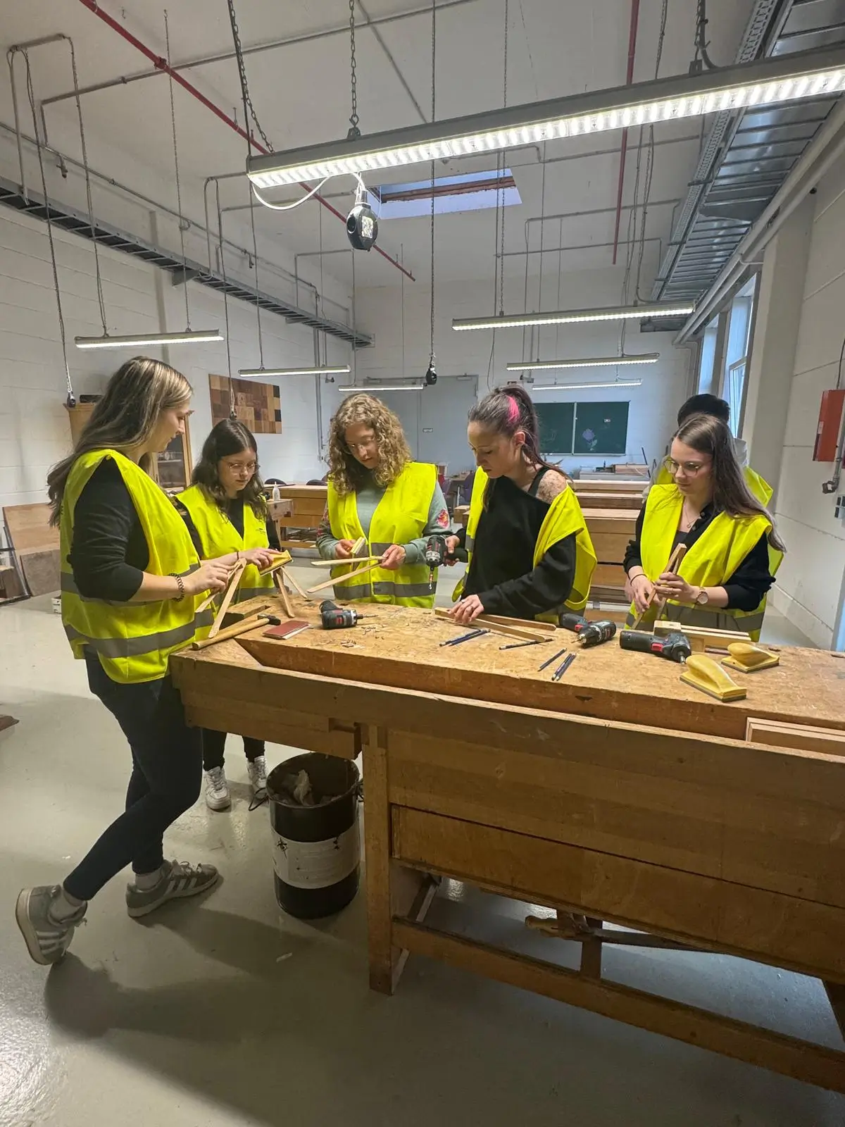 Azubis an der Werkbank