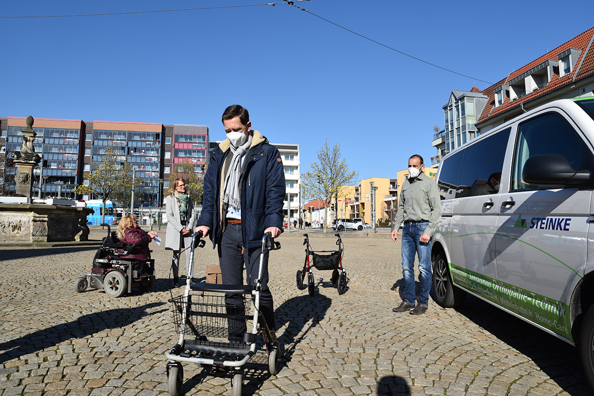Oberbürgermeister Daniel Szarata startet seinen Stadtrundgang mit Rollator