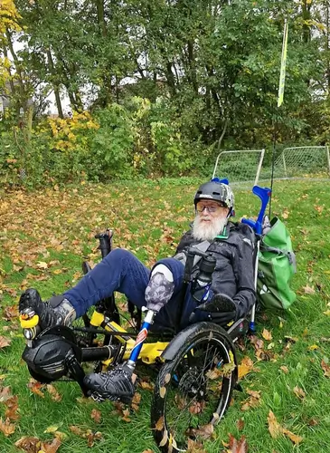 Dank einer flexiblen Vorfußprothese rechts und der Unterschenkelprothese links kann Andreas mit dem Liegerad sicher fahren.